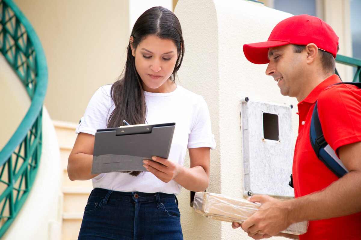 How-to-Choose-the-Right-Courier-Service-scaled-1-1200x800.jpg